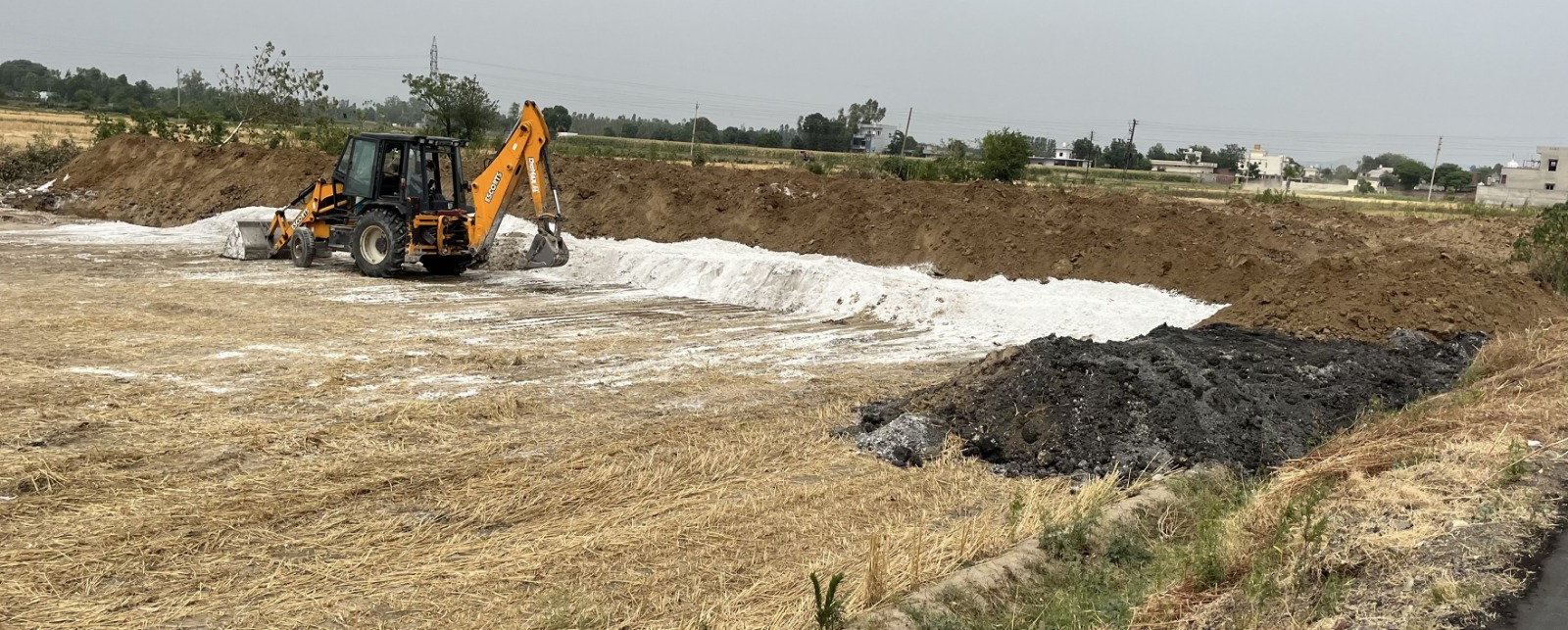 रासायनिक तत्वों से भरपूर राख को विभिन्न गांवों में डंप कर पर्यावरण से खिलवाड़ कर रही है क्वांटम पेपर मिल सेला खुर्द:-प्रशासन बेखबर